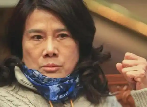 金星遭网友炮轰!网民怒斥其不负责任言论,口碑跌至谷底|军校|军训|董