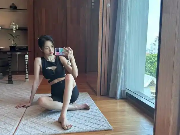 吴宣仪居家练功照曝光竟有网友说她脚巨丑亮点自己找