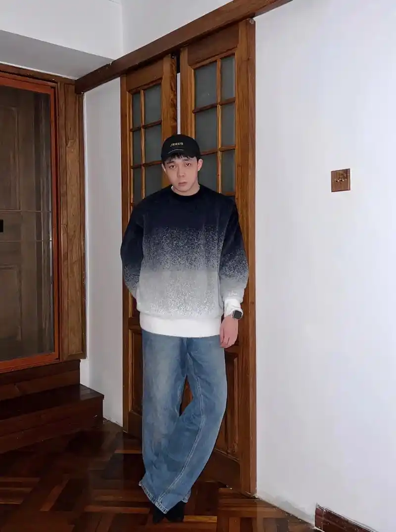 谁说男生不能穿oneup.渐变毛衣自带氛围感滤镜178cm - 抖音