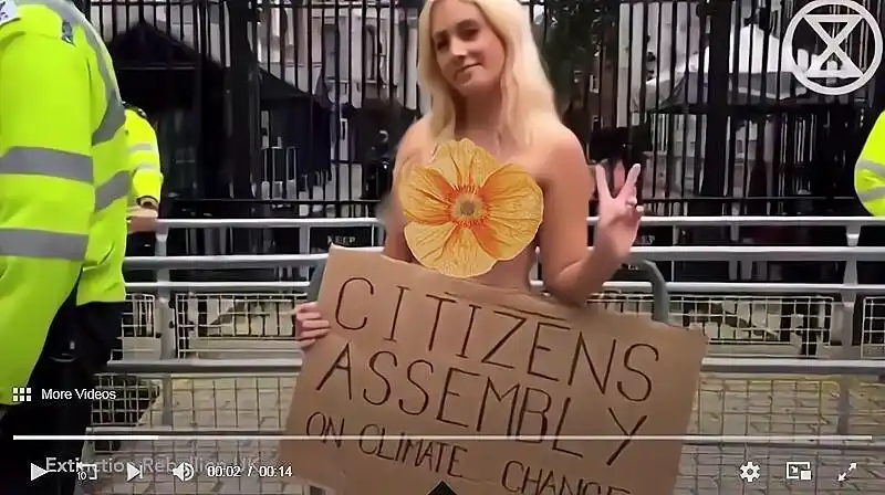 外国小姐姐赤裸身体并节食来抗议肥胖歧视称喜欢微发福男