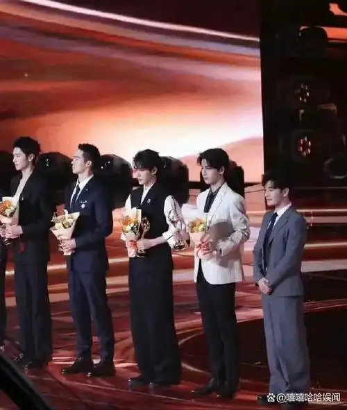 心疼黄晓明,他终于熬成了前辈,熬走了同期竞品,到头来,还要在身高这道