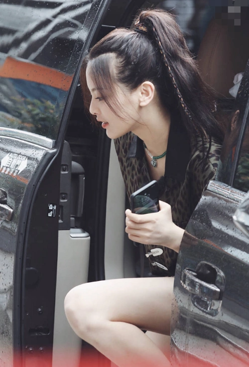 杨超越下车照被网友疯传镜头特写到她的腿全网直男快速截图