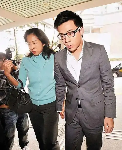 章子怡不顾及形象大街上拥吻霍启山最终还是未进霍家门遗憾