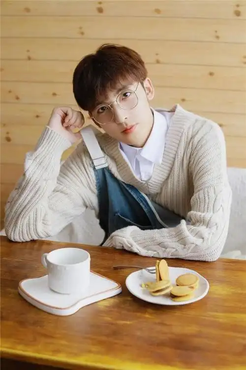 小鲜肉帅哥00后当红小鲜肉帅哥高清私房写真照片帅哥猛男文章小虾米