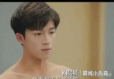 被迫营业秀腹肌堪比男高,于正比亲儿子还宠的02年薄肌小鲜肉!