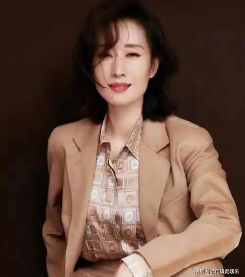 刘敏涛太酷了,穿素衣剃光头上节目,完全不在乎他人眼光_造型_母亲