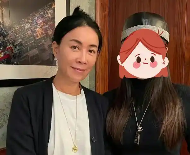 原创消失八个月后56岁那英最新照片曝光素颜出镜慈眉善目