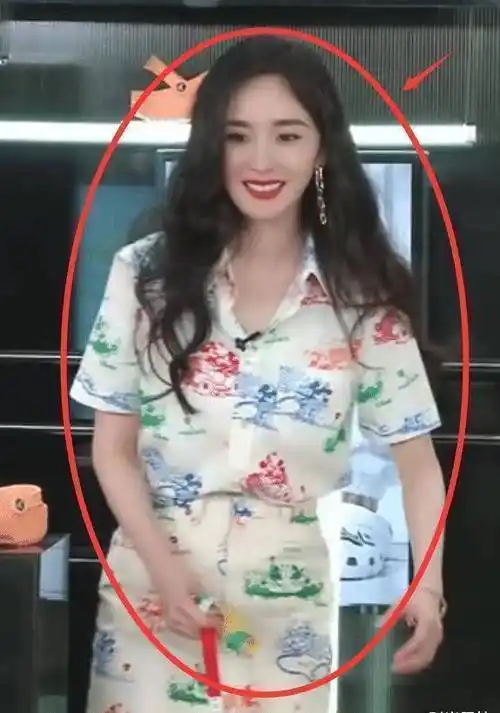 原创名副其实的中国第一腿精杨幂为了证明腿细用尺子量看到结果羡慕了