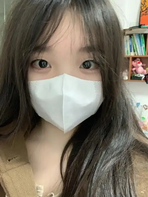 戴着也很舒服不闷,一般戴普通口罩我都要塞张纸巾在里面,这种口罩就不