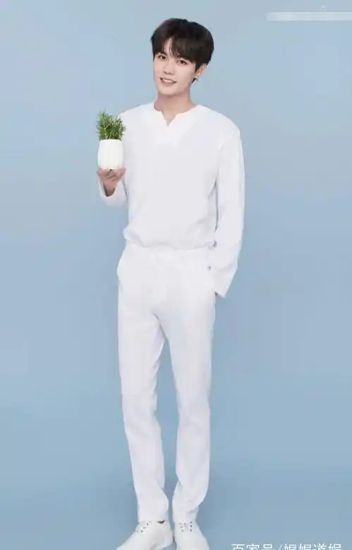 一套白色休闲风套装清新俊逸,将林彦俊181厘米的身高衬托出了2米的既