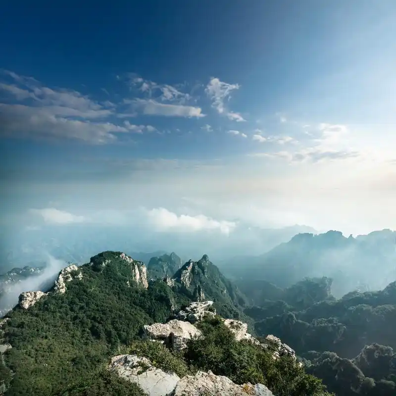 这里有雄伟的山峰,神秘的寺庙,是游客感受山水文化的好去处.
