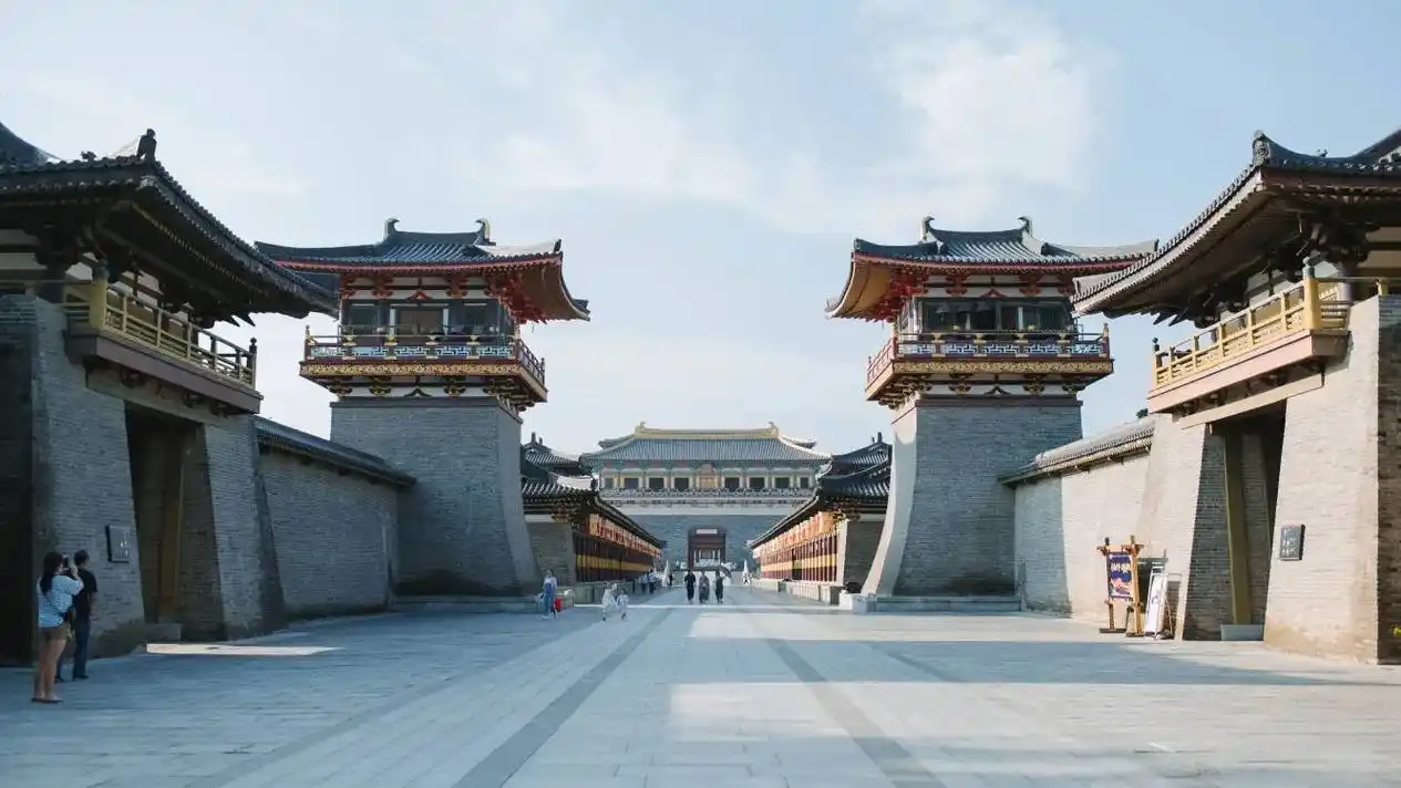 打卡襄阳唐城影视基地