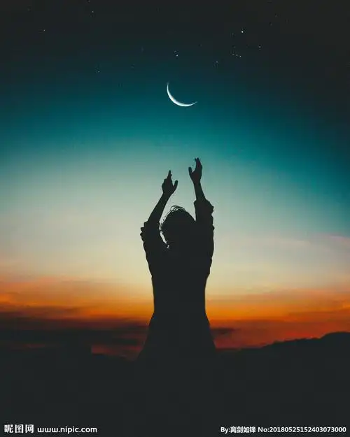 夕阳下的人物背影图片