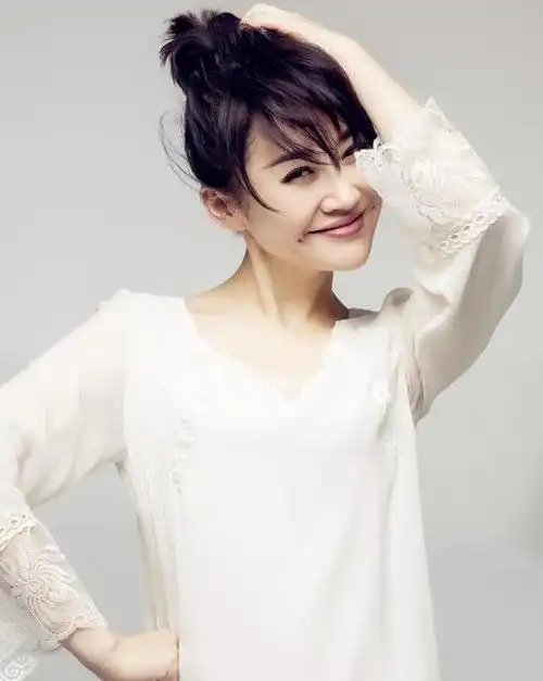 52岁许晴穿旗袍,好身材一览无遗,和29岁肖战演"吻戏"好般配