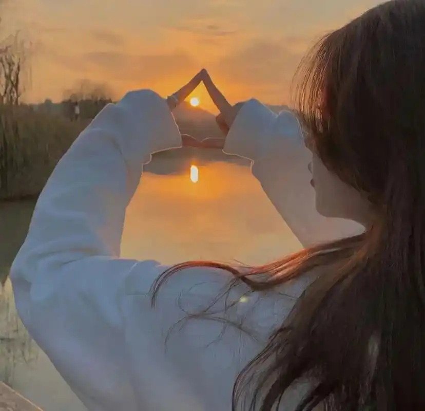 夕阳绝美女生头像,礼貌拿图