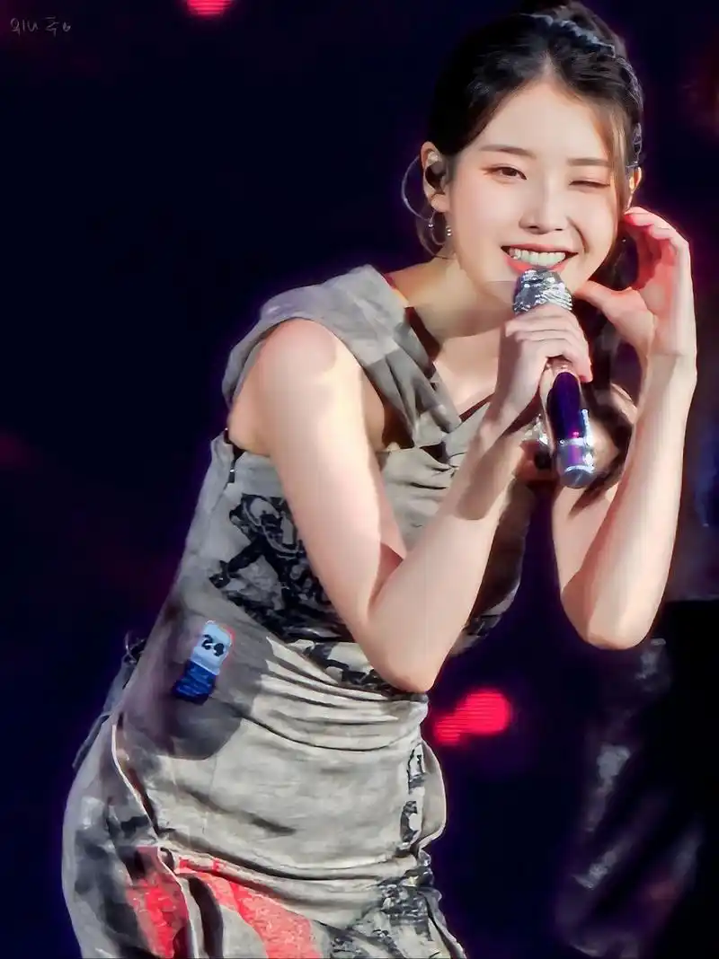 iu李知恩演唱会造型,色彩搭配也非常别致,如同春日暖风吹开了一丛花朵