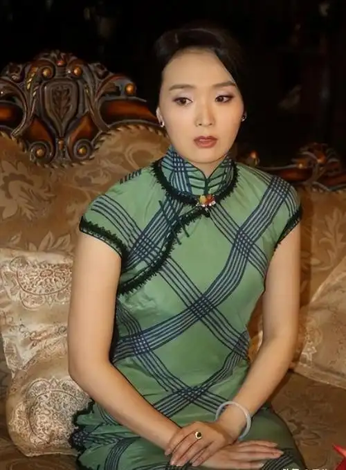 鲜花插在牛粪上的六位女星,个个貌美如花,是嫁给了爱情还是金钱