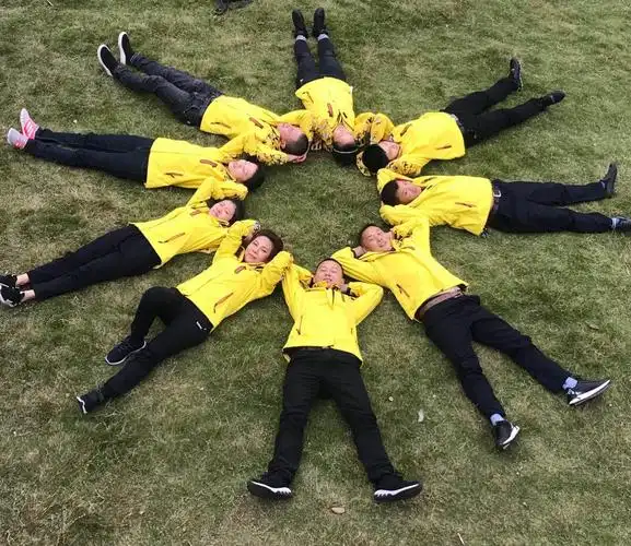 在热身的过程中,苏总还组织大家拍了个集体照 美吧