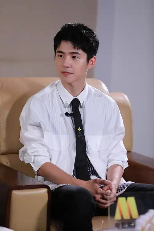 刘昊然化身美食博主 大快朵颐笑出虎牙帅萌可爱