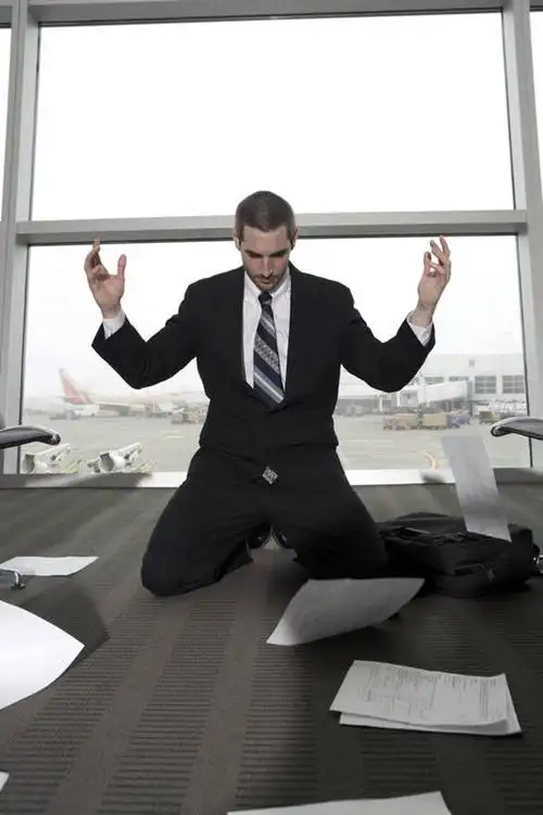 窗户,地板,椅子,欧洲,欧洲人,仅一个男性,仅一个人,许多,套装,正装