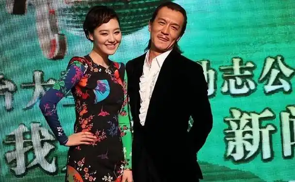 回顾央视主持王冠:与曹可凡传绯闻,被母亲催婚,38岁未婚也幸福