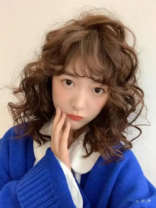 中长发在今年非常的火爆的一款烫发发型"法式全头烫"烫发是不错的选择