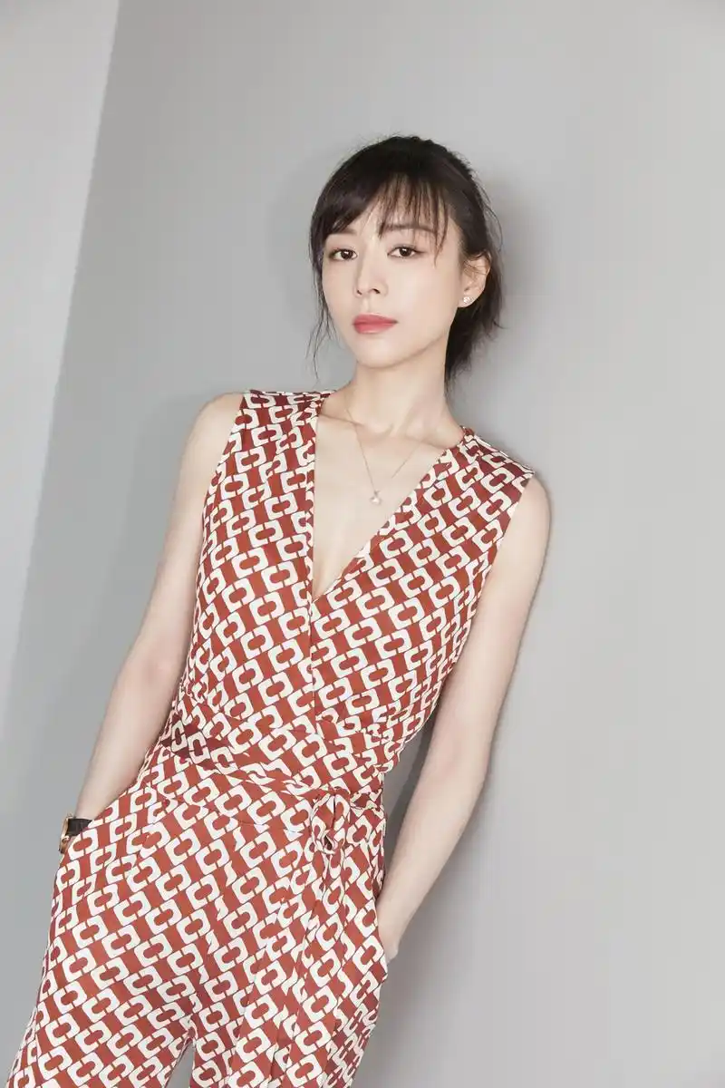 张静初演绎夏日清爽look吊带公主裙仙气四溢