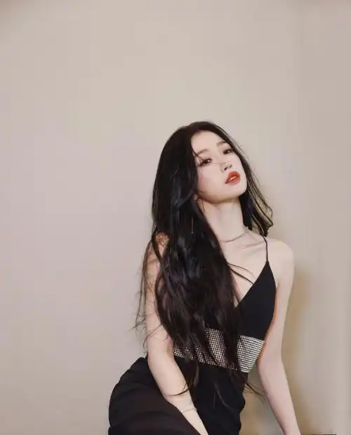 虞书欣身穿黑色深v吊带裙露事业线! 火辣身材性感撩人