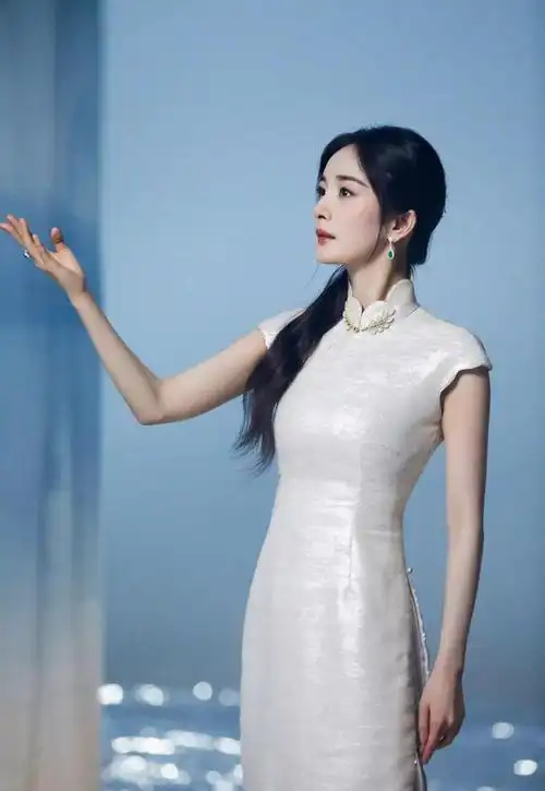 杨幂穿旗袍真的太美了,能一直顶流这么多年不是没原因的!_网易订阅