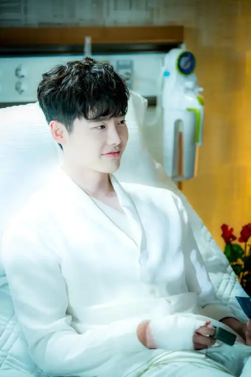 w两个世界李钟硕剧照