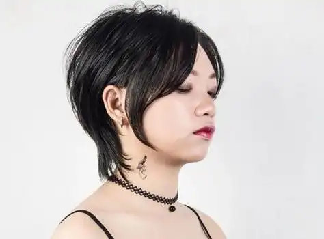 正三角脸女生中分刘海内扣波波头发型