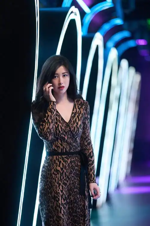 #朱珠动物系穿搭##朱珠职场野性穿搭##朱珠用动物世界的方式打开职场#