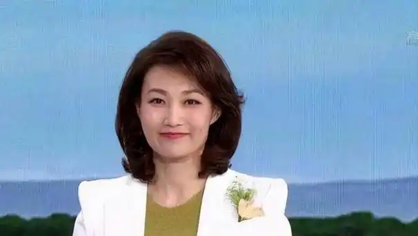 纪实央视主持人李梓萌,竟戴假发工作18年,摘下假发后
