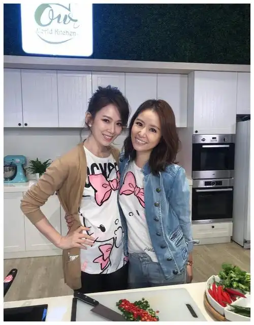 林心如与闺蜜聚会,少女心泛滥,40多岁扮嫩卖萌没谁了