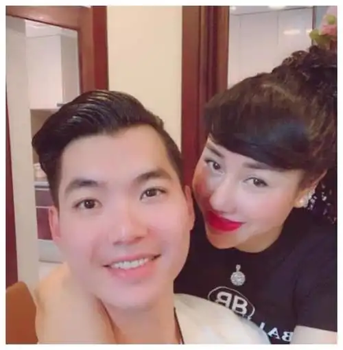 43岁女富豪嫁给28岁男演员两年后为他生下双胞胎如今过得怎样