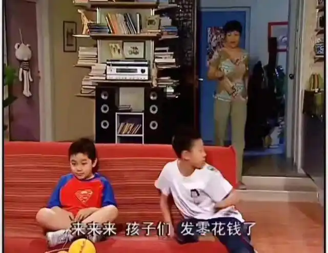 《家有儿女》第二部,客厅布局与第一部中相似,但用上了偏冷的色彩