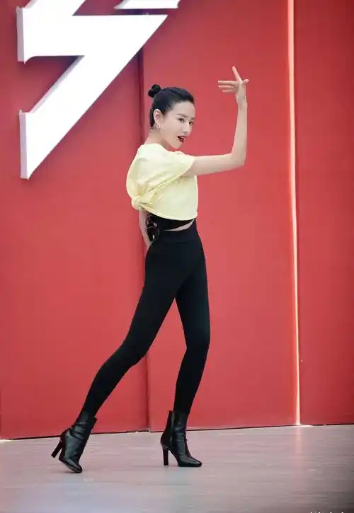 董洁现身机场略显憔悴,素颜状态太真实,休闲穿搭不掩好身材_女生_女