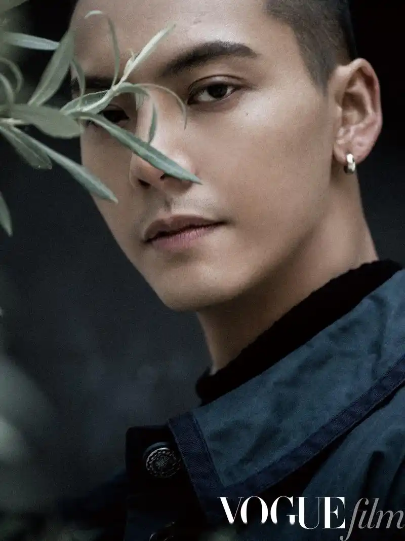 陈伟霆全新内页发布,诠释《一己之恋》,"值得等待的是方向,不是地点.