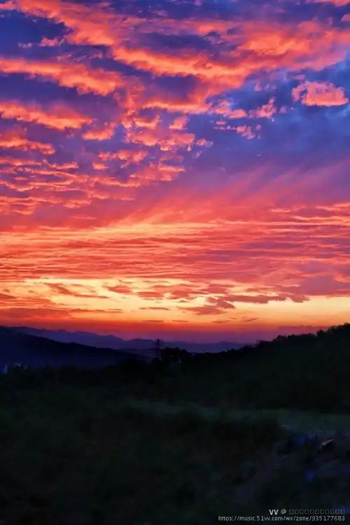 晚霞很美,散步出去有点晚了,村外乘凉的人也在边走边看边说,"岗好看咧