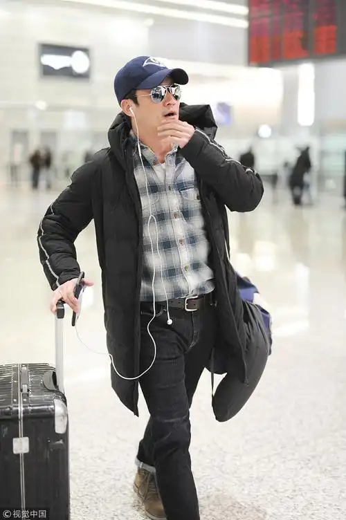 1/ 12 搜狐娱乐讯 (视觉中国/图文)2018年12月9日,吴京现身上海虹桥