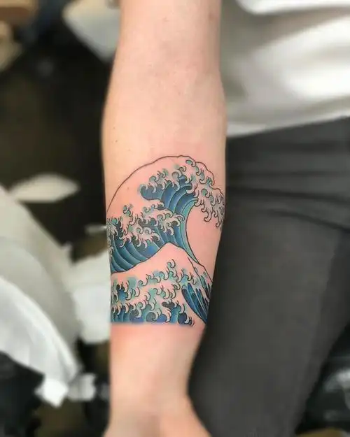 小臂蓝色海浪浪花纹身图案