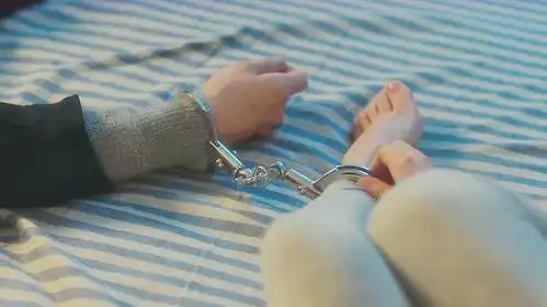 男明星一觉醒来,手和女经纪人的脚铐在了一起,上厕所时超级尴尬