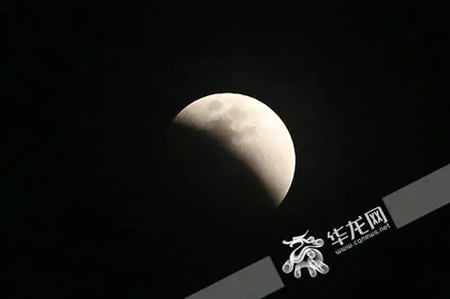 快来看啦 月亮的脸正偷偷的在改变