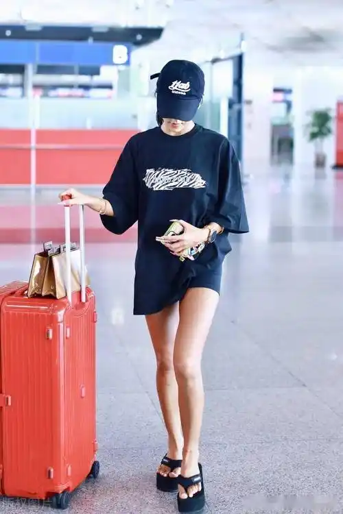 吉克隽逸现身北京机场,身穿t恤短裤简约低调