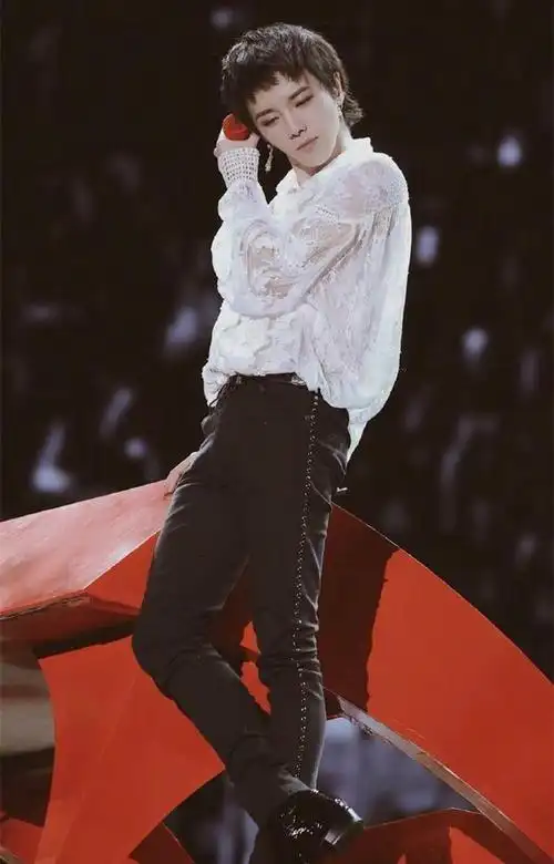 华晨宇的造型师太拼,造型风格百变,图七脚踩蛇纹高跟鞋气场十足