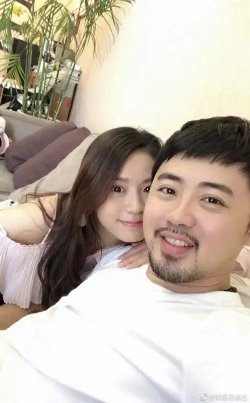 黄英老公胖了好多#@黄英幺儿带着老公@曹帅leo和儿子女儿上《烫天