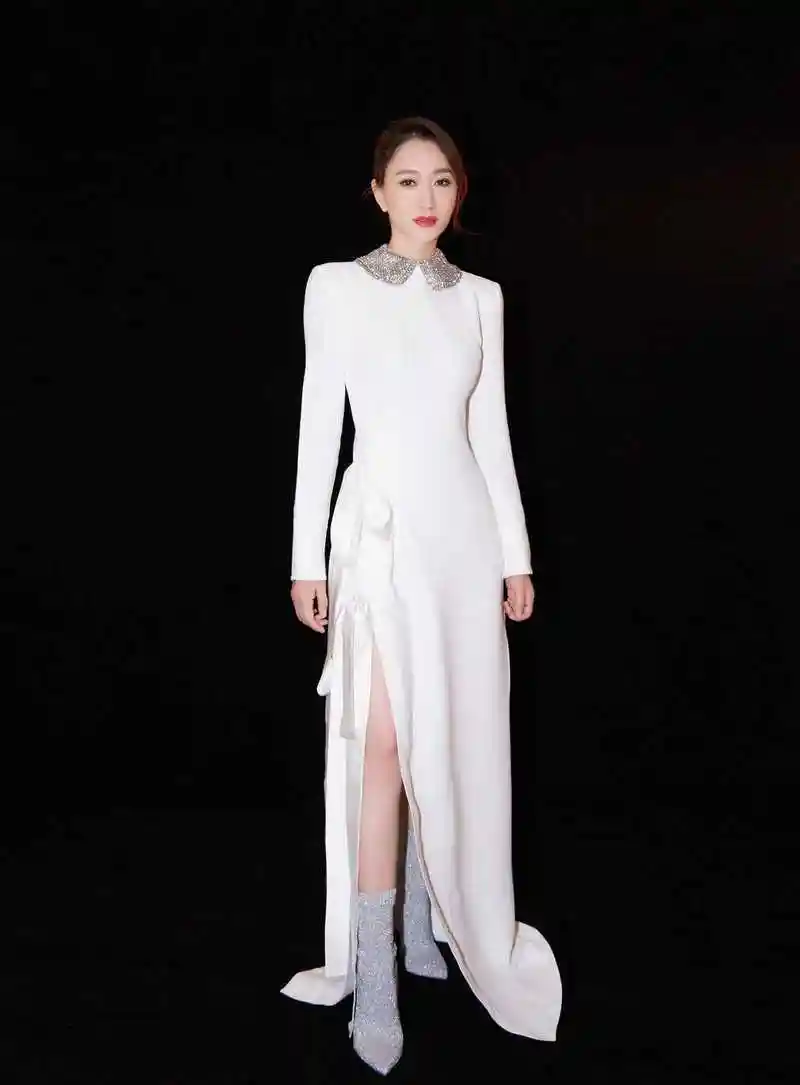 不显沉闷,在裙摆得最底端设置了一个开叉,方便秀出李小冉的一双长腿