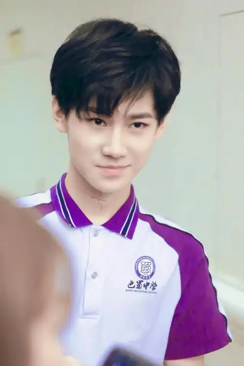 全能偶像张真源燃爆全场吉他手音域宽广音色魔王舞蹈力量十足表情管理