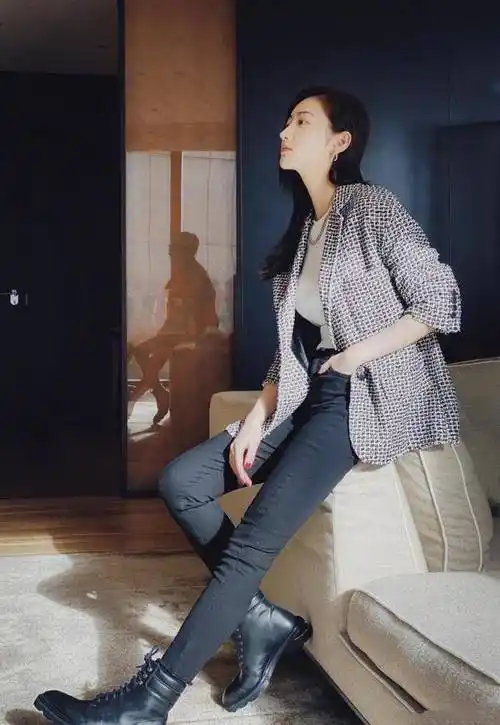 景甜晒美照上演完美侧颜杀格纹西装配长裤惊现大长腿气场超a