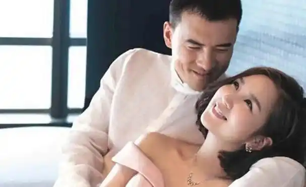 回顾释小龙何洁分手,多年后,一个身家过亿一个捉襟见肘